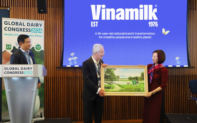 Đại diện Vinamilk trao tặng bức tranh trang trại Green Farm của Vinamilk đến Chủ tịch Hội nghị Sữa Toàn cầu - ông Richard Hall. Vinamilk 4.JPG