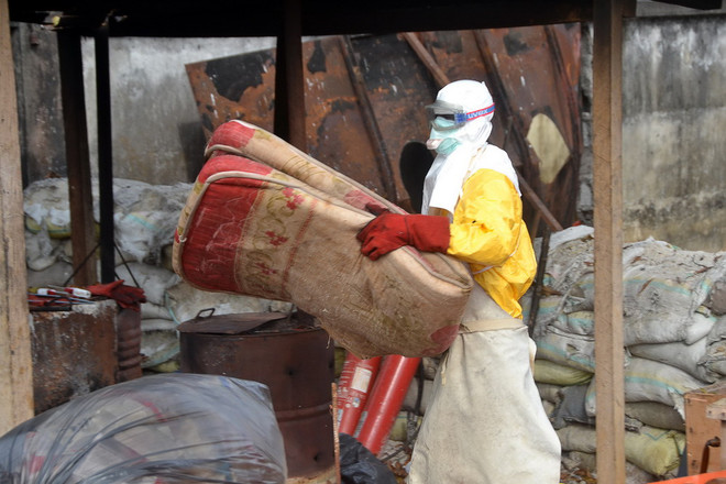 Nhân viên y tế Guinea làm việc tại trung tâm chữa trị Ebola Donka ở thủ đô Conakry ngày 8/12. (Nguồn: AFP/TTXVN) Mali chữa trị thành công cho bệnh nhân Ebola cuối cùng ảnh 1