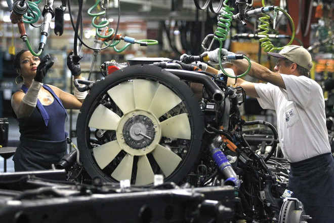 Lắp ráp xe tải tại Nhà máy của GM ở Flint,bang Michigan (Mỹ). (Nguồn: AFP/TTXVN) General Motors có kế hoạch đầu tư 3,6 tỷ USD vào Mexico ảnh 1