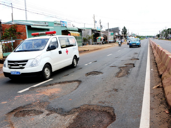 Nghịch lý con đường hàng trăm tỷ vừa hoàn thành đã xuống cấp ảnh 1