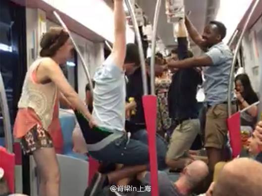 [Photo] Du khách gây sốc với hành động thiếu văn hóa ở tàu điện ngầm ảnh 4