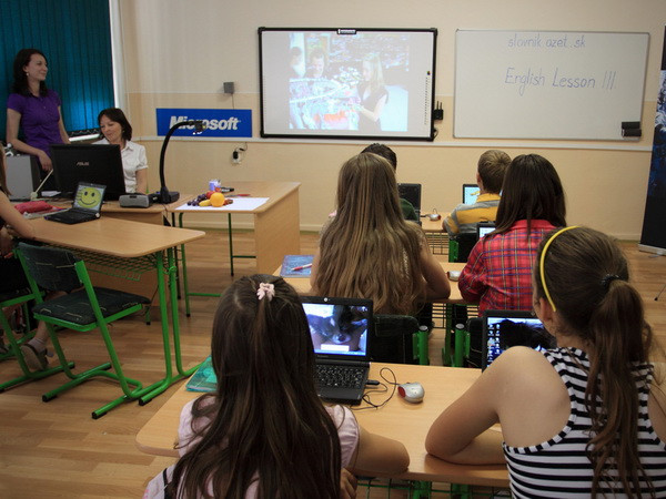 Sử dụng máy tính thường xuyên khiến học sinh bị xao nhãng học tập ảnh 1