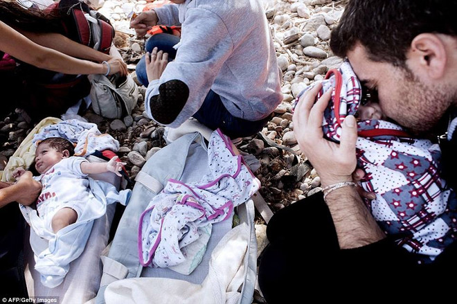 [Photo] Liều mạng đưa hai con 8 tháng tuổi vượt biển tới Hy Lạp ảnh 2