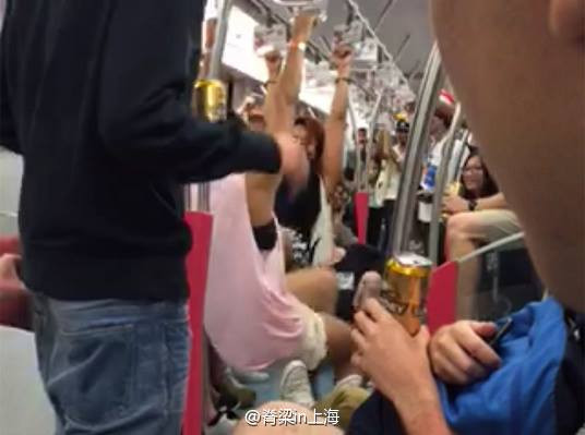 [Photo] Du khách gây sốc với hành động thiếu văn hóa ở tàu điện ngầm ảnh 2