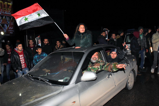 Người dân Syria đổ ra đường mừng vui sau khi thành phố Aleppo được giải phóng hoàn toàn ngày 22/12/2016. (Nguồn: AFP/TTXVN) Syria có thể bị chia thành nhiều vùng ảnh hưởng của các cường quốc ảnh 1
