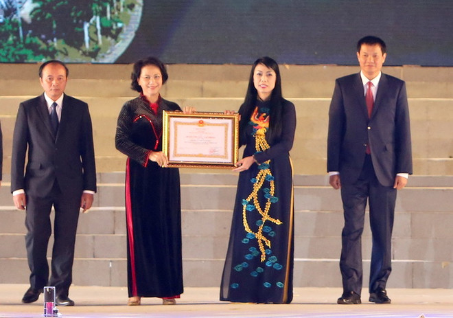 Chủ tịch Quốc hội Nguyễn Thị Kim Ngân trao Huân chương Lao động hạng Nhất cho tỉnh Vĩnh Phúc. (Ảnh: Trọng Đức/TTXVN) Chủ tịch Quốc hội dự Lễ kỷ niệm 20 năm tái lập tỉnh Vĩnh Phúc ảnh 1