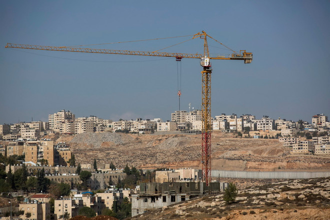 Công trình xây dựng khu định cư của Israel ở Pesqat Ze'ev phía bắc Jerusalem, Khu Bờ Tây ngày 6/12. (Nguồn: EPA/ TTXVN) Bất chấp nghị quyết của HĐBA, Israel vẫn xây dựng nhà định cư ảnh 1