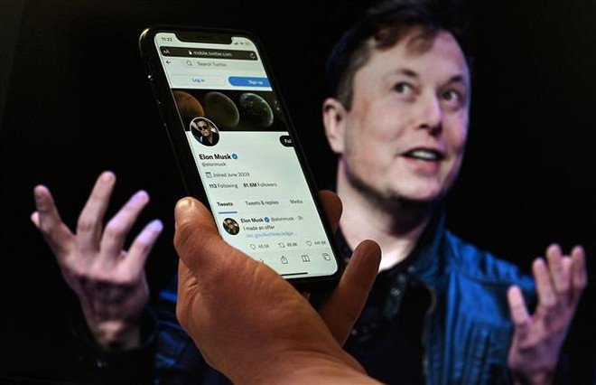 Câu chuyện giữa Twitter và CEO của Tesla trở nên căng thẳng kể từ khi ông Elon Musk thông báo “quay xe,” dừng lại việc mua lại mạng xã hội này. (Ảnh: AFP/TTXVN) Twitter: Kết quả kinh doanh thất vọng một phần vì Elon Musk "quay xe" ảnh 1