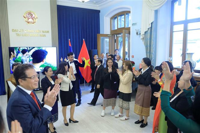 Chương trình giao lưu kỷ niệm 60 năm thiết lập mối quan hệ hữu nghị vĩ đại, đoàn kết đặc biệt và hợp tác toàn diện Việt Nam-Lào tại Moskva. (Ảnh: Duy Trinh/TTXVN) Sâu đậm tình đoàn kết và hữu nghị Việt Nam-Lào tại Liên bang Nga ảnh 1