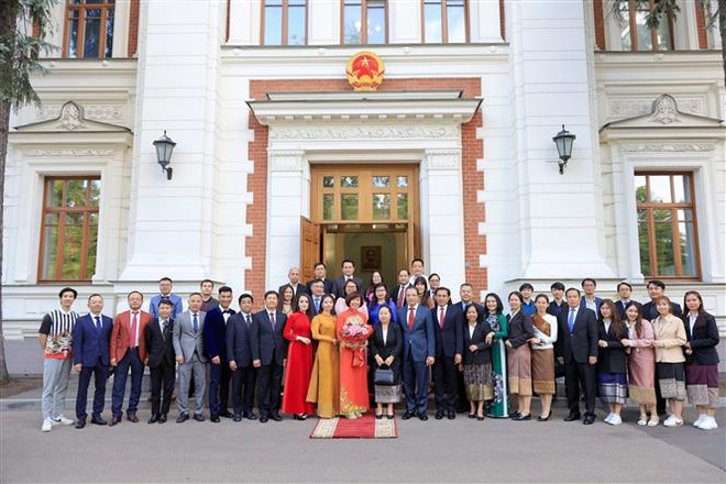 Các đại biểu Việt Nam-Lào chụp ảnh chung trước trụ sở Đại sứ quán Việt Nam tại Moskva. (Ảnh: Trần Hiếu/TTXVN) Sâu đậm tình đoàn kết và hữu nghị Việt Nam-Lào tại Liên bang Nga ảnh 5
