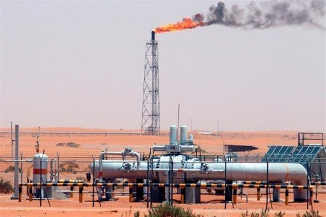 Một cơ sở khai thác dầu thô của Các Tiểu vương quốc Arab Thống nhất. (Ảnh: EPA/TTXVN) Giá dầu thế giới tăng nhẹ trong tuần qua dù nhu cầu xăng giảm ở Mỹ ảnh 1