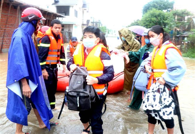 Quảng Trị: Cứu hộ hàng trăm học sinh khỏi khu trường bị ngập sâu ảnh 2