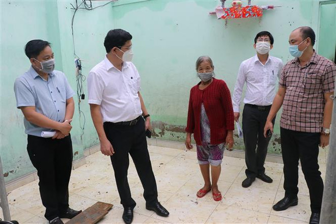 Phó Chủ tịch Ủy ban Nhân dân thành phố Đà Nẵng Trần Phước Sơn (thứ hai trái sang) cùng đoàn công tác kiểm tra hiện trường và lên kế hoạch hỗ trợ thiệt hại cho người dân. (Ảnh: Quốc Dũng/TTXVN) Đà Nẵng: Khẩn trương hỗ trợ người dân khắc phục thiệt hại do gió lốc ảnh 1