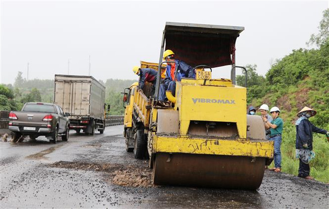 Nhiều "ổ gà" gây mất an toàn trên Quốc lộ 1 đoạn qua Phú Yên ảnh 1