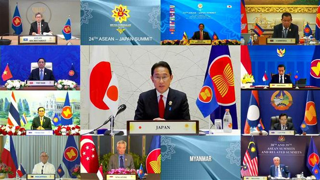 Thủ tướng Nhật Bản Fumio Kishida phát biểu tại Hội nghị cấp cao ASEAN-Nhật Bản được tổ chức theo hình thức trực tuyến, ngày 27/10/2021. (Ảnh: AFP/TTXVN) Nhật Bản đánh giá cao Tầm nhìn ASEAN về Ấn Độ Dương-Thái Bình Dương ảnh 1