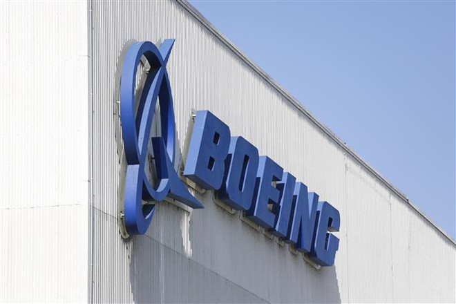 Biểu tượng Boeing tại nhà máy của hãng ở Renton, Washington (Mỹ). (Ảnh: AFP/ TTXVN) Boeing báo lỗ do vấn đề với máy bay 787 và tàu vũ trụ Starliner ảnh 1