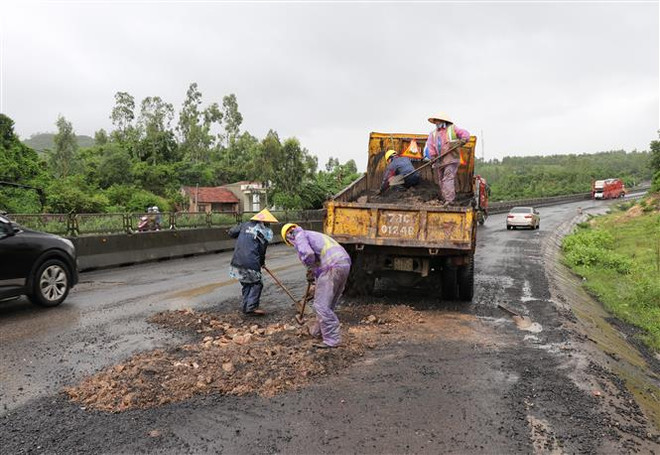 Nhiều "ổ gà" gây mất an toàn trên Quốc lộ 1 đoạn qua Phú Yên ảnh 3