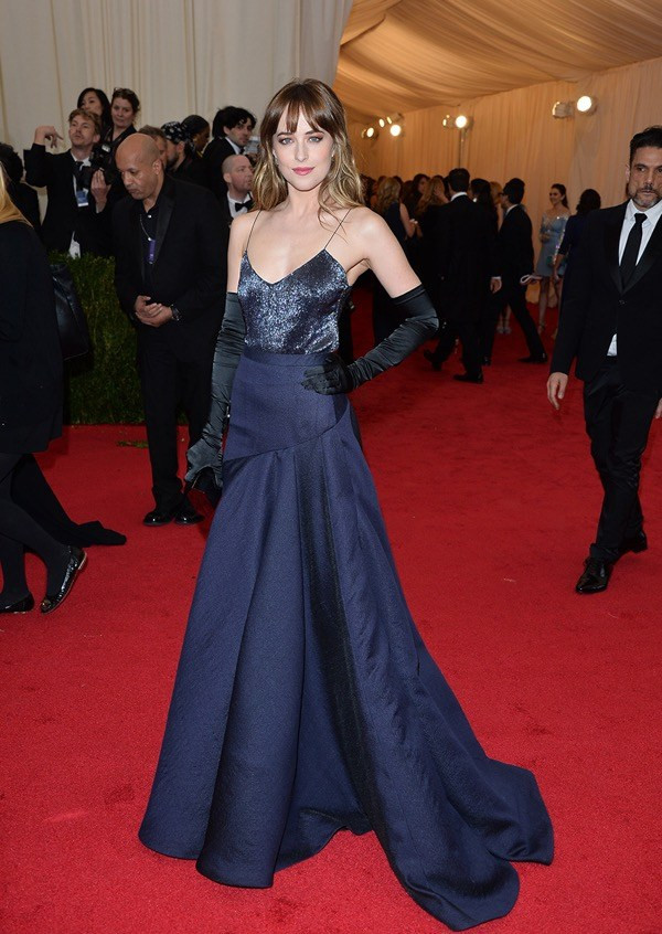 "Soi" thời trang thảm đỏ của nữ chính trong phim "50 sắc thái" ảnh 1