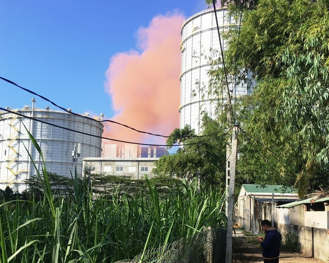 Khói bụi màu hồng bất thường tại Nhà máy Thép Hòa Phát Dung Quất ảnh 1