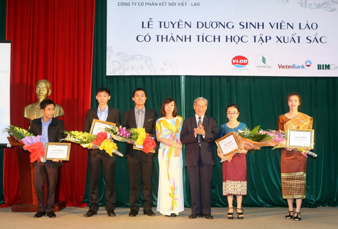 Tuyên dương sinh viên Lào có thành tích học tập xuất sắc ảnh 1