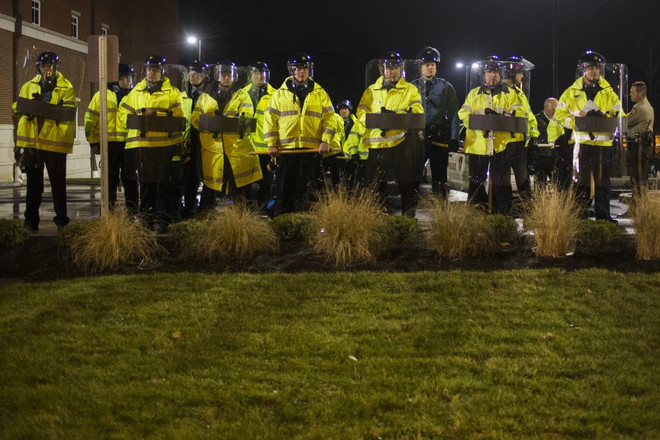 Mỹ áp lệnh hạn chế bay tại Ferguson do biểu tình bạo lực ảnh 1