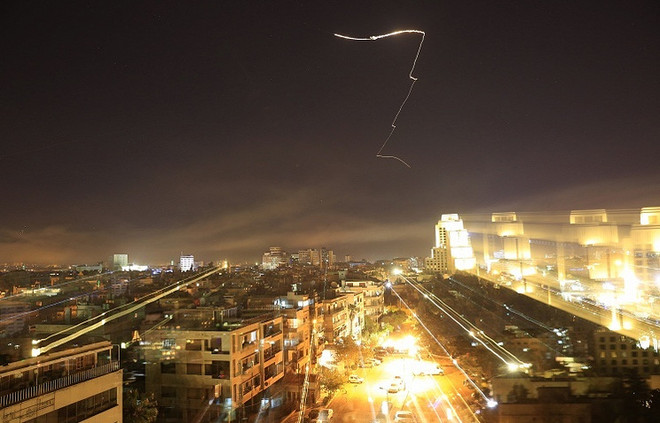 Ánh sáng trên bầu trời Damascus được cho là từ hệ thống phòng không của Syria khi Mỹ không kích. (Nguồn: AP) Nga lên tiếng về vụ không kích Syria của liên quân Mỹ, Anh, Pháp ảnh 1