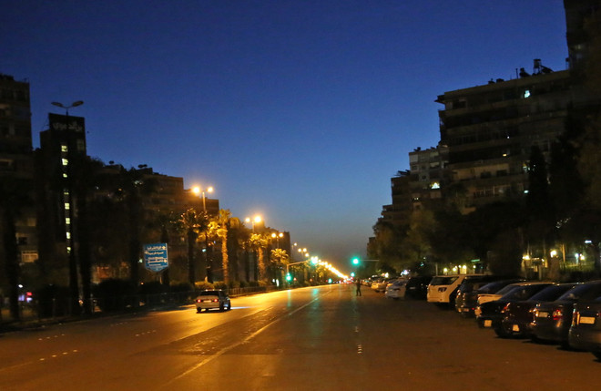 Đường phố Damascus vài giờ sau cuộc tấn công của liên quân. (Nguồn: AFP) Syria đánh giá thiệt hại sau cuộc tấn công của Mỹ, Anh, Pháp ảnh 1