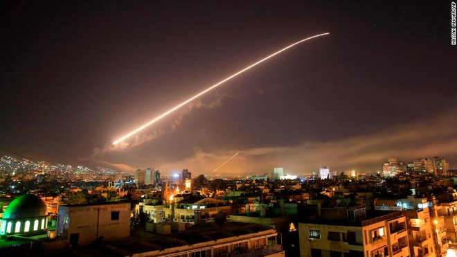 Ánh sáng trên bầu trời Damascus được cho là từ hệ thống phòng không của Syria khi Mỹ không kích. (Nguồn: AP) Syria lên án chiến dịch tấn công của Mỹ, Anh, Pháp ảnh 1