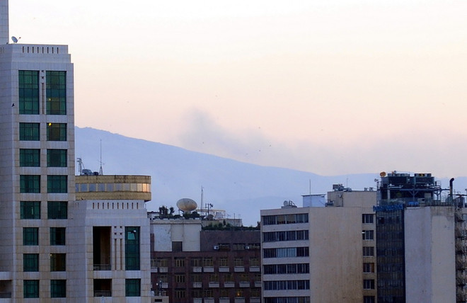 Khói bốc lên tại thủ đô Damascus sau đợt tấn công của liên quân Mỹ- Anh- Pháp nhằm vào Syria ngày 14/4. (Nguồn: THX/ TTXVN) Bộ Ngoại giao khuyến cáo công dân Việt Nam về tình hình Syria ảnh 1