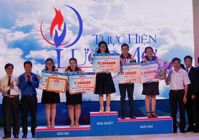 Ban tổ chức trao giải thưởng và chúc mừng các thí sinh đoạt giải cuộc thi. (Ảnh: Thu Hoài/TTXVN) Nữ sinh giành học bổng 75.000 AUD với ước mơ làm chuyên gia giáo dục ảnh 1