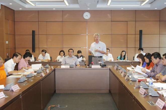 Đại biểu Quốc hội thảo luận tại tổ về dự án luật phí và kế toán ảnh 1