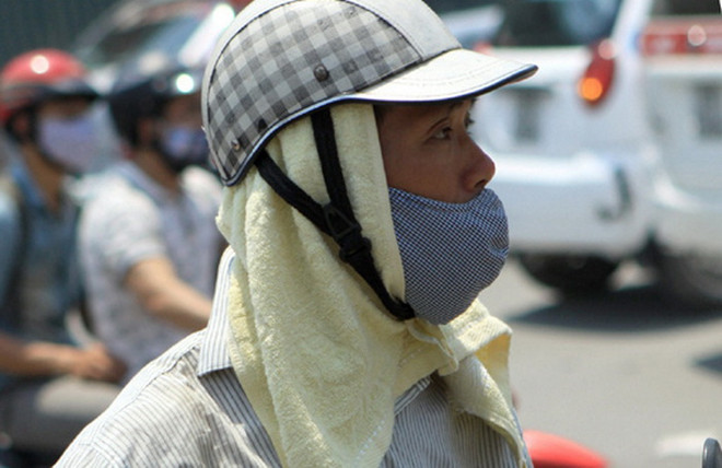 Người dân Thủ đô với muôn vàn cách chống lại nắng nóng ảnh 1