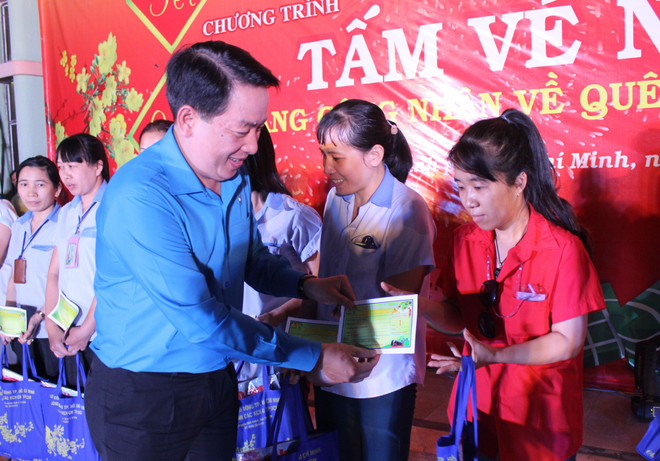 Tặng hơn 12.000 vé xe, vé tàu cho công nhân về quê đón Tết ảnh 1