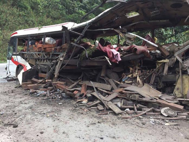 Vụ nổ xe khách ở Lào: Nổ có thể do vận chuyển pháo lậu ảnh 1