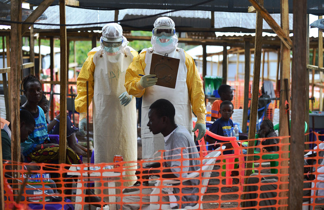 Nhân viên y tế Tổ chức Bác sĩ không biên giới điều trị cho các bệnh nhân nhiễm virus Ebola tại Kailahun, Sierra Leone. (Nguồn: AFP/TTXVN) Tổ chức Y tế Thế giới: Gần 3.100 người đã tử vong do dịch Ebola ảnh 1