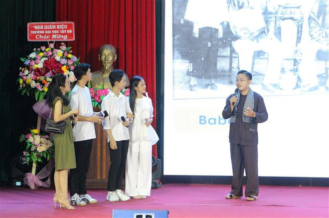 Một thí sinh thuyết minh về văn hóa trang phục áo bà ba. (Ảnh: Trung Kiên/TTXVN) can tho_du lich 3.jpg