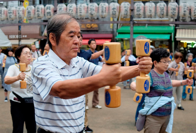 Người cao tuổi tập thể dục tại Tokyo (Nhật Bản). (Ảnh: AFP/TTXVN) tap the duc_che do an uong 2.jpg