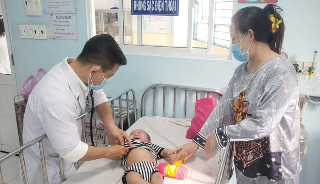 Bác sỹ Bệnh viện Nhi đồng 1 Thành phố Hồ Chí Minh điều trị cho trẻ mắc bệnh sởi. (Ảnh: Đinh Hằng/TTXVN) tphcm_benh soi 2.jpeg