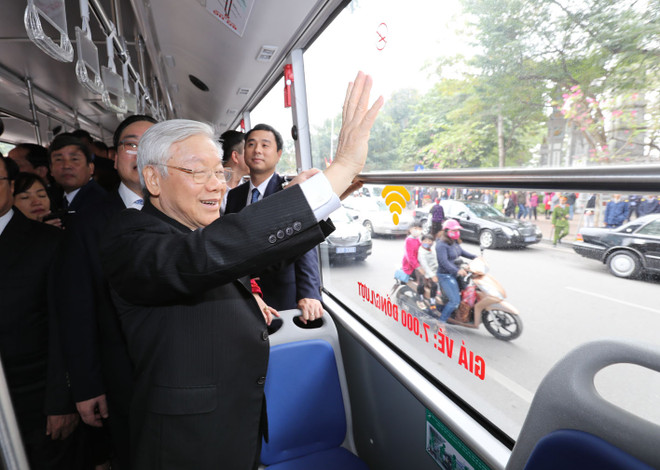 Tổng Bí thư đi xe buýt, bách bộ quanh hồ Gươm sáng mùng 1 Tết ảnh 8