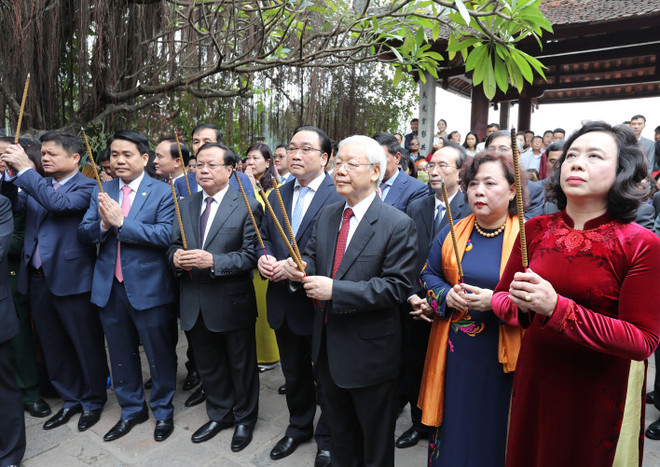 Tổng Bí thư đi xe buýt, bách bộ quanh hồ Gươm sáng mùng 1 Tết ảnh 3