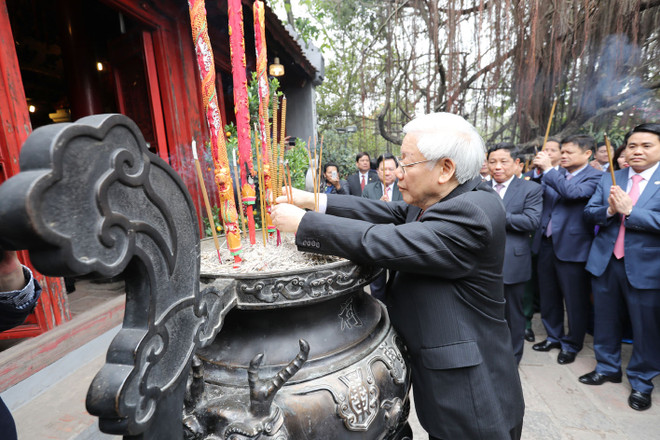 Tổng Bí thư đi xe buýt, bách bộ quanh hồ Gươm sáng mùng 1 Tết ảnh 4