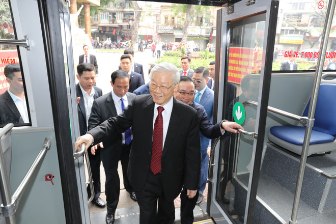 Tổng Bí thư đi xe buýt, bách bộ quanh hồ Gươm sáng mùng 1 Tết ảnh 9