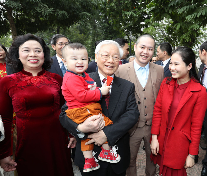 Tổng Bí thư đi xe buýt, bách bộ quanh hồ Gươm sáng mùng 1 Tết ảnh 13