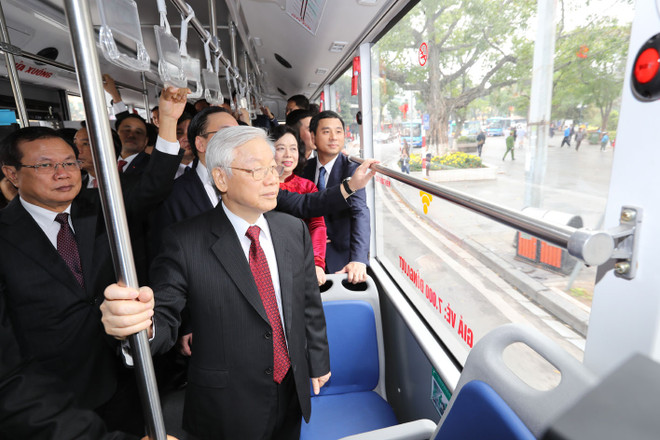 Tổng Bí thư đi xe buýt, bách bộ quanh hồ Gươm sáng mùng 1 Tết ảnh 11