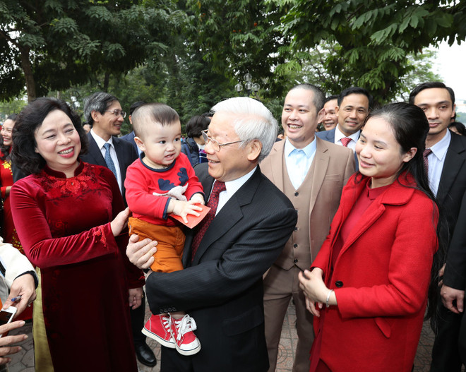 Tổng Bí thư đi xe buýt, bách bộ quanh hồ Gươm sáng mùng 1 Tết ảnh 12