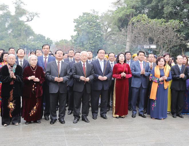 Tổng Bí thư đi xe buýt, bách bộ quanh hồ Gươm sáng mùng 1 Tết ảnh 1