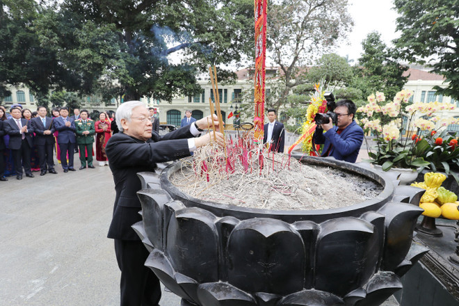 Tổng Bí thư đi xe buýt, bách bộ quanh hồ Gươm sáng mùng 1 Tết ảnh 2