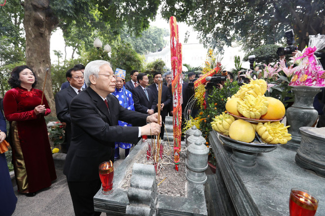 Tổng Bí thư đi xe buýt, bách bộ quanh hồ Gươm sáng mùng 1 Tết ảnh 5