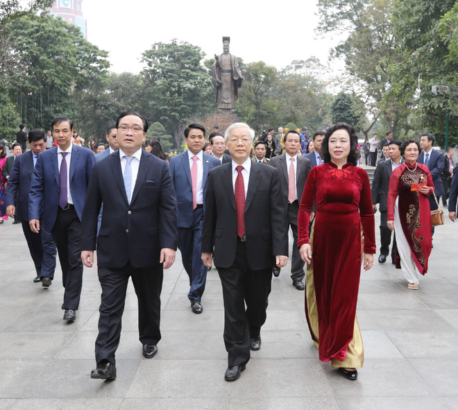 Tổng Bí thư đi xe buýt, bách bộ quanh hồ Gươm sáng mùng 1 Tết ảnh 7