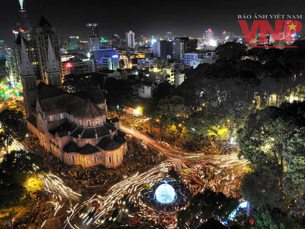 [Video] Cảm nhận TP.HCM rực rỡ ánh đèn đêm từ trên cao ảnh 1